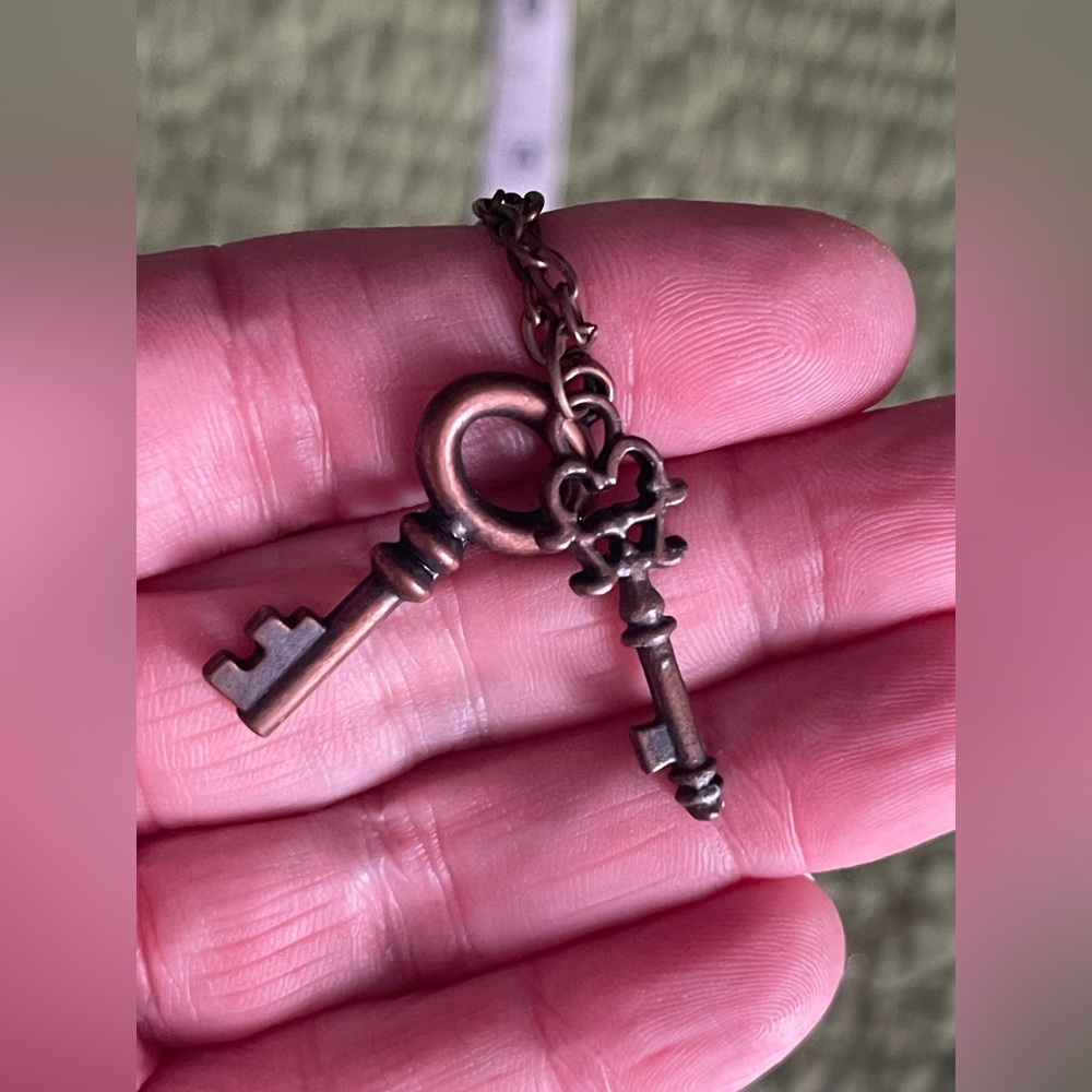 ANTIQUED STYLE SKELETON KEYS 22” BRONZE TONE CHAIN NECKLACE - KAPPA KAPPA GAMMA